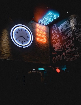Reloj de pared Howard Miller de vidrio