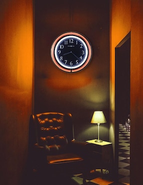 Reloj de pared Howard Miller de vidrio