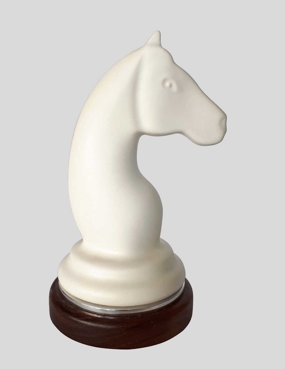 Figura de caballo de ajedrez de cerámica