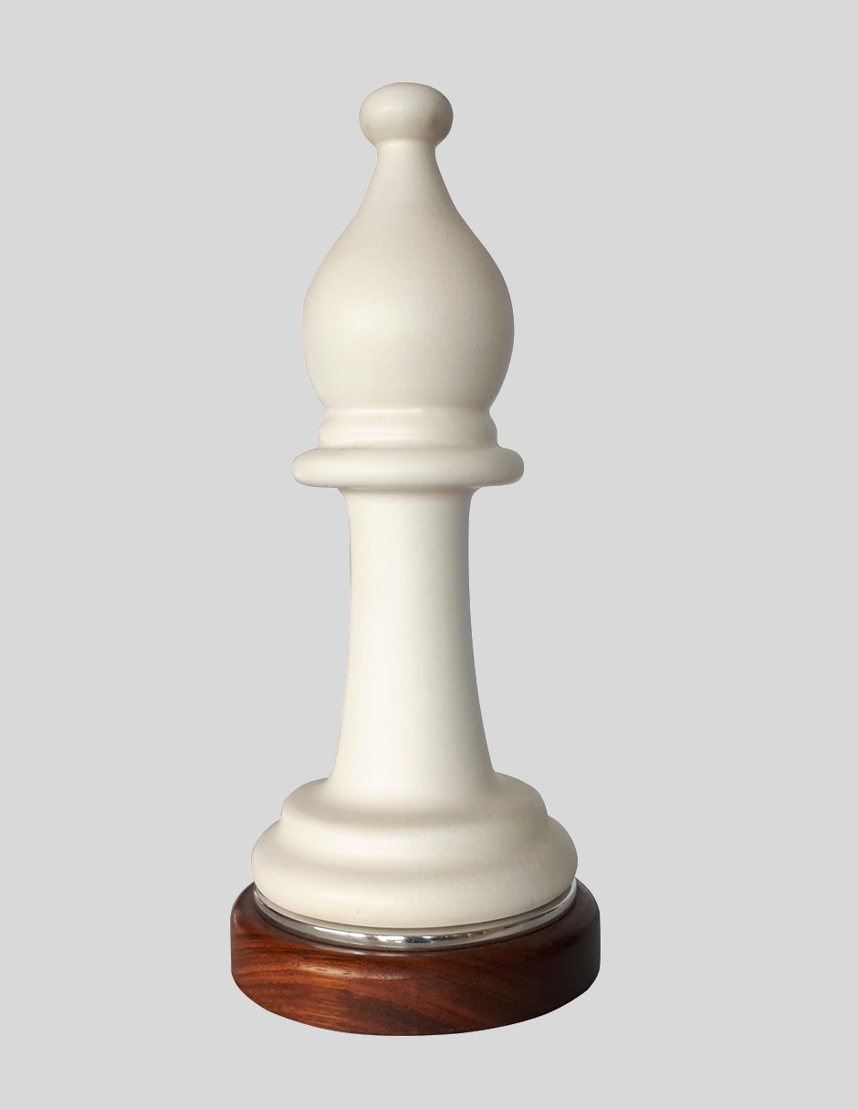 Figura de alfil de cerámica