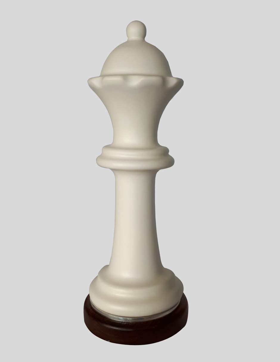 Figura de reina ajedrez de cerámica