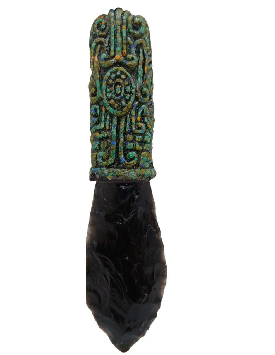 Figura de daga de vidrio 2